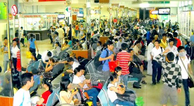 Passengers waiting to buy tickets at Mien Dong Bus Station on August 31 (Photo: SGGP)